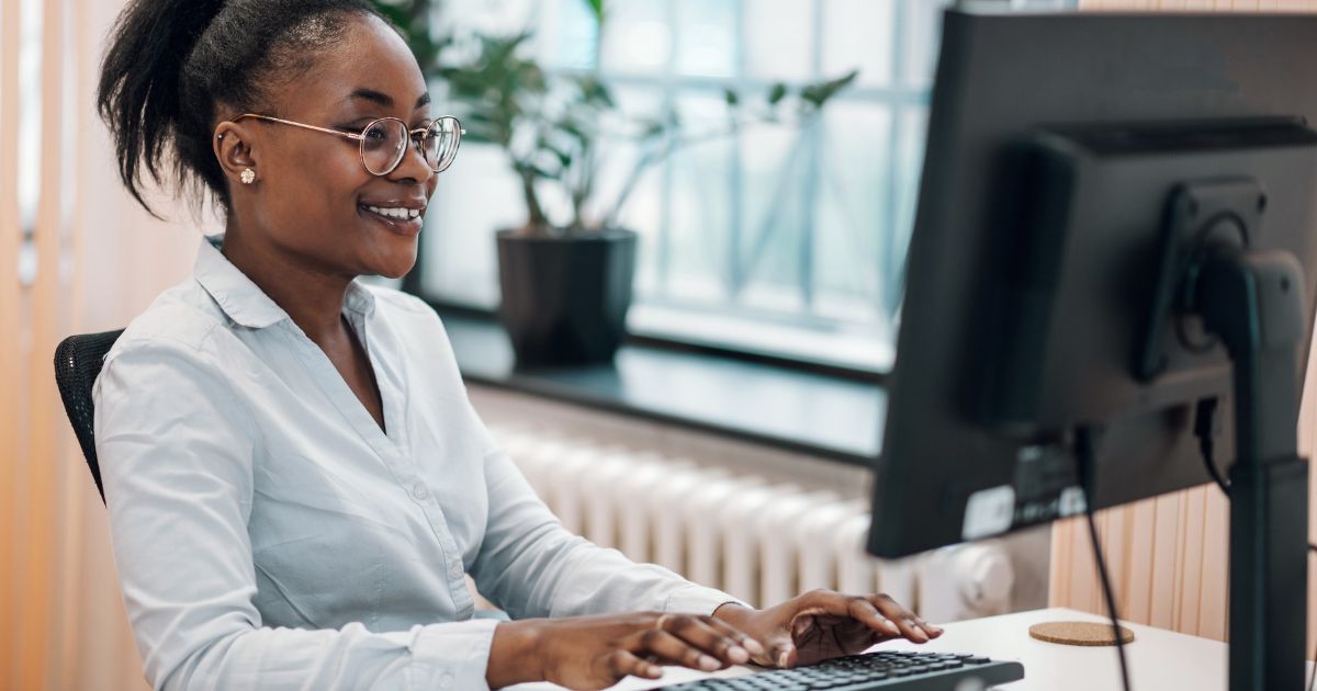 administrative_web_1200x630 professional employee answering email and documenting processes